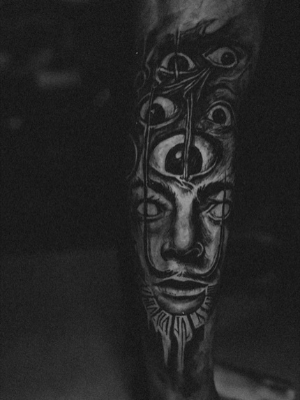 A Dalí tattoo on the leg